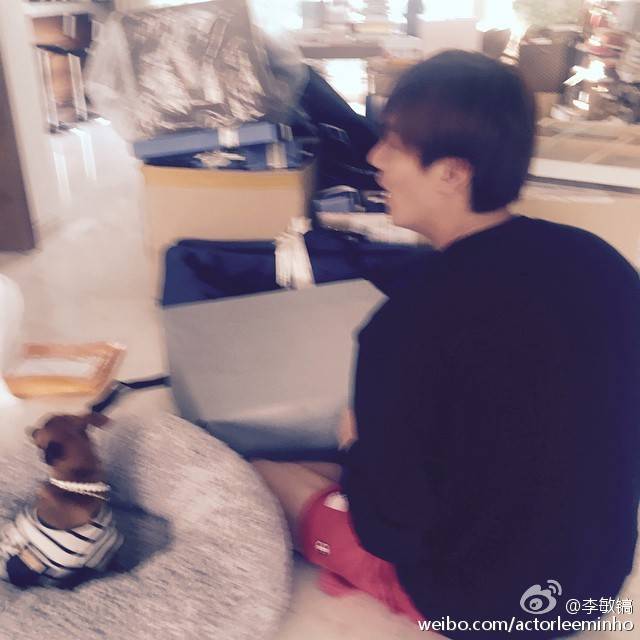 jennylin83's tweet photo. #이민호 #actorleeminho #leeminho #李敏鎬， Choco wears pearl necklace since 2015？😎😂 and the hat was fan Minoz Moonshine's gift last year😘 https://t.co/WtMQBGIc8P
