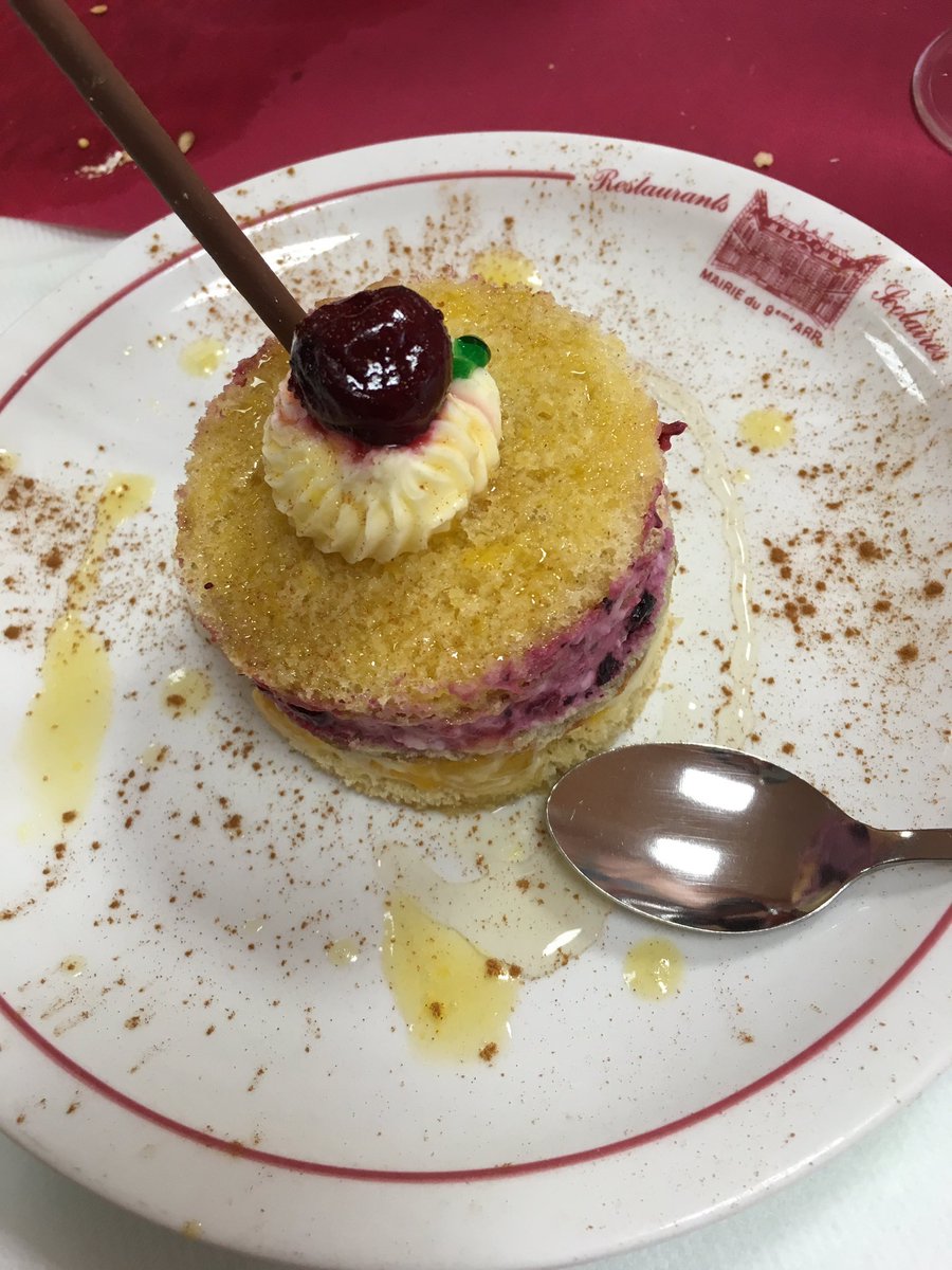 Remise des diplômes aux agents des cantines du 9e après une belle semaine de formation <a href="/dburkli/">Delphine Bürkli</a> <a href="/jbdef/">Jean-Baptiste de Froment</a> avec <a href="/charlescompa1/">Charles Compagnon</a>