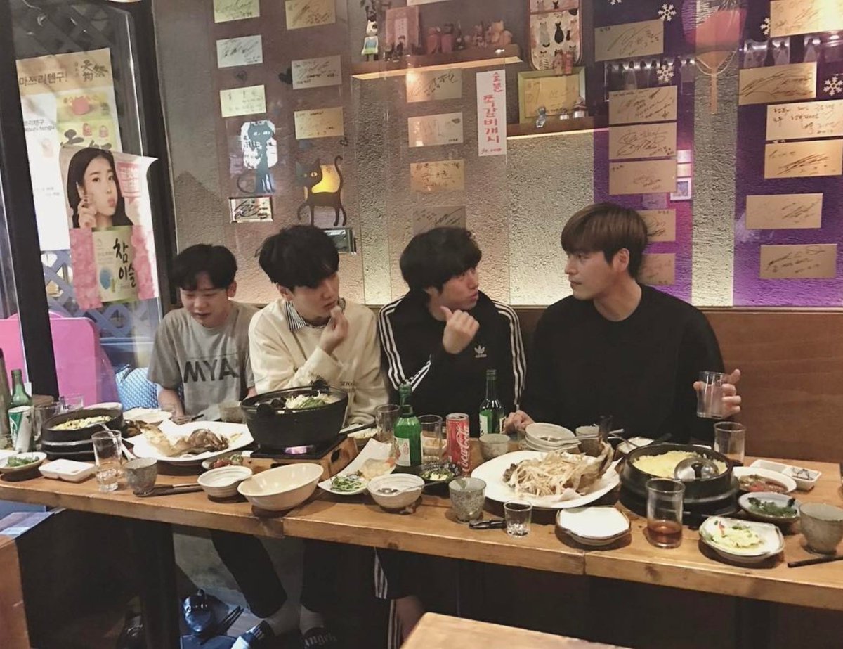 YesungMorocco's tweet photo. SmartBoy IG:
It's been a while, talking sincerely?! ㅋㅋㅋ
#SojuLive #PaperUmbrella
#Yesung #KimHeechul #KimJongjin #ChoiSungJoon #Tornado https://t.co/MH0qJKOQzw