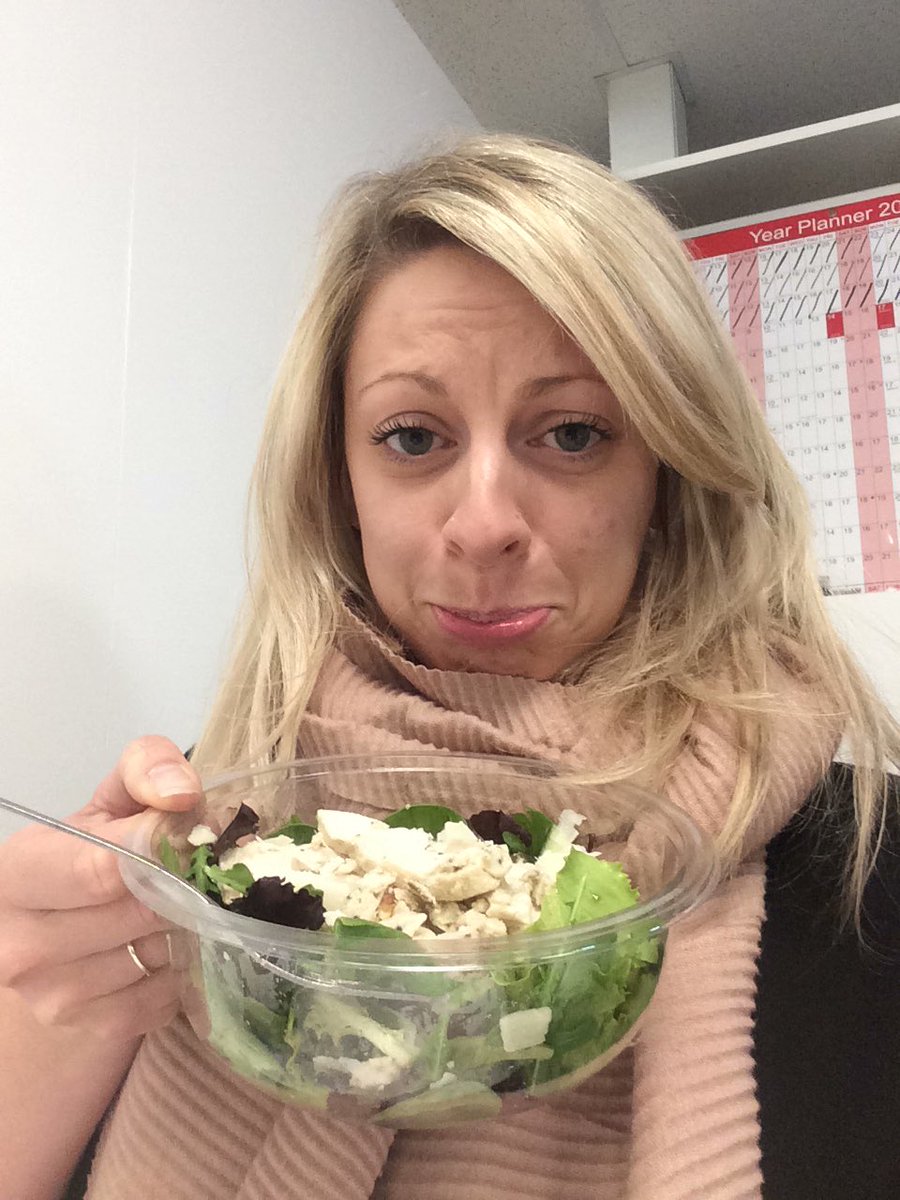 GFBlogger's tweet photo. I'm sad because I spent ages choosing this salad from @sainsburys and then it didn't have the salad dressing in it πππ#saladfail https://t.co/paY3LN1Uky