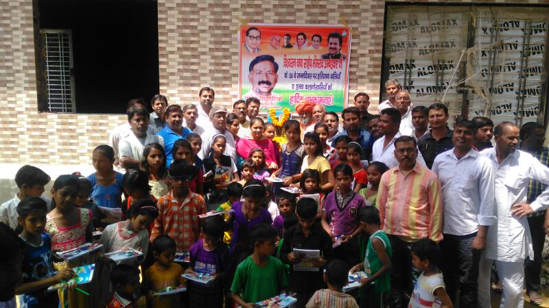 BhatttiPankaj's tweet photo. आज रोहतक के हल्का कलानौर में बाबा साहब भीम राव अम्बेडकर के जन्मदिन पर @bishnoikuldeep  समर्थकों ने गरीब बच्चो को किताबे बाटी। 🙏 @OfficeOfRG https://t.co/gYR59hCIwY