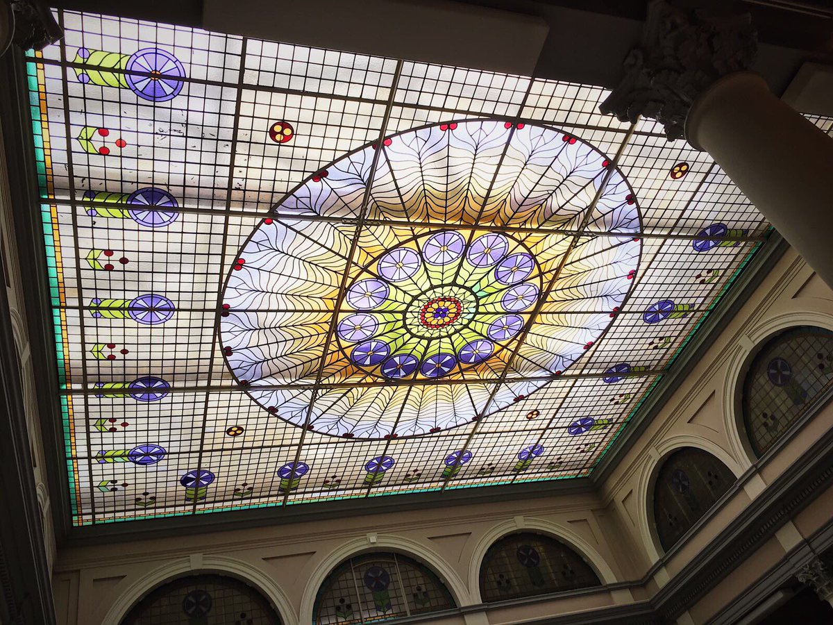 Prachtig glas-in-lood plafond uit 1907 bij de faculteit Geesteswetenschappen aan de Drift 21.