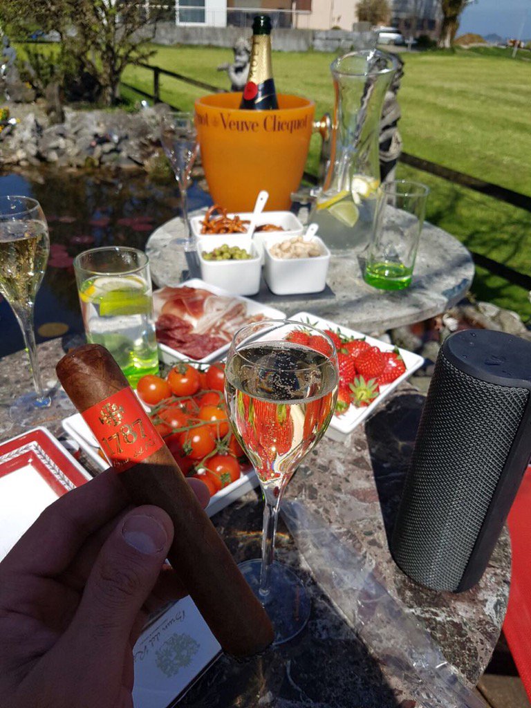 Brundelre's tweet photo. @brundelrecigar @cigarweekly @CigarSense @chavesson7 @SmokeRingGal @cigarjournal @VeuveClicquot @zigarrenvers https://t.co/eGYC1R92JZ