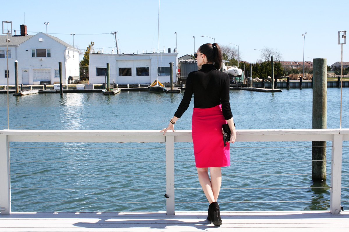 sixfootstyle's tweet photo. Last but not least … pink! I avoid blush tones since my skin is so fair, but a vibrant pink pencil skirt is a work wear win. #fridayvibes https://t.co/7Ws0iFElZQ