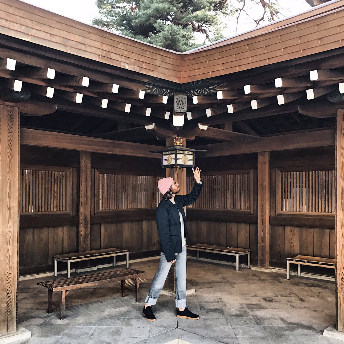 cupofcouple's tweet photo. 👦🏼 Gabi exploring Senso-ji Temple wearing @7FAM_EU Luxe Performance jeans 👖 #7ForAllMankind #7FAM_EU https://t.co/6WNHKlwSXQ