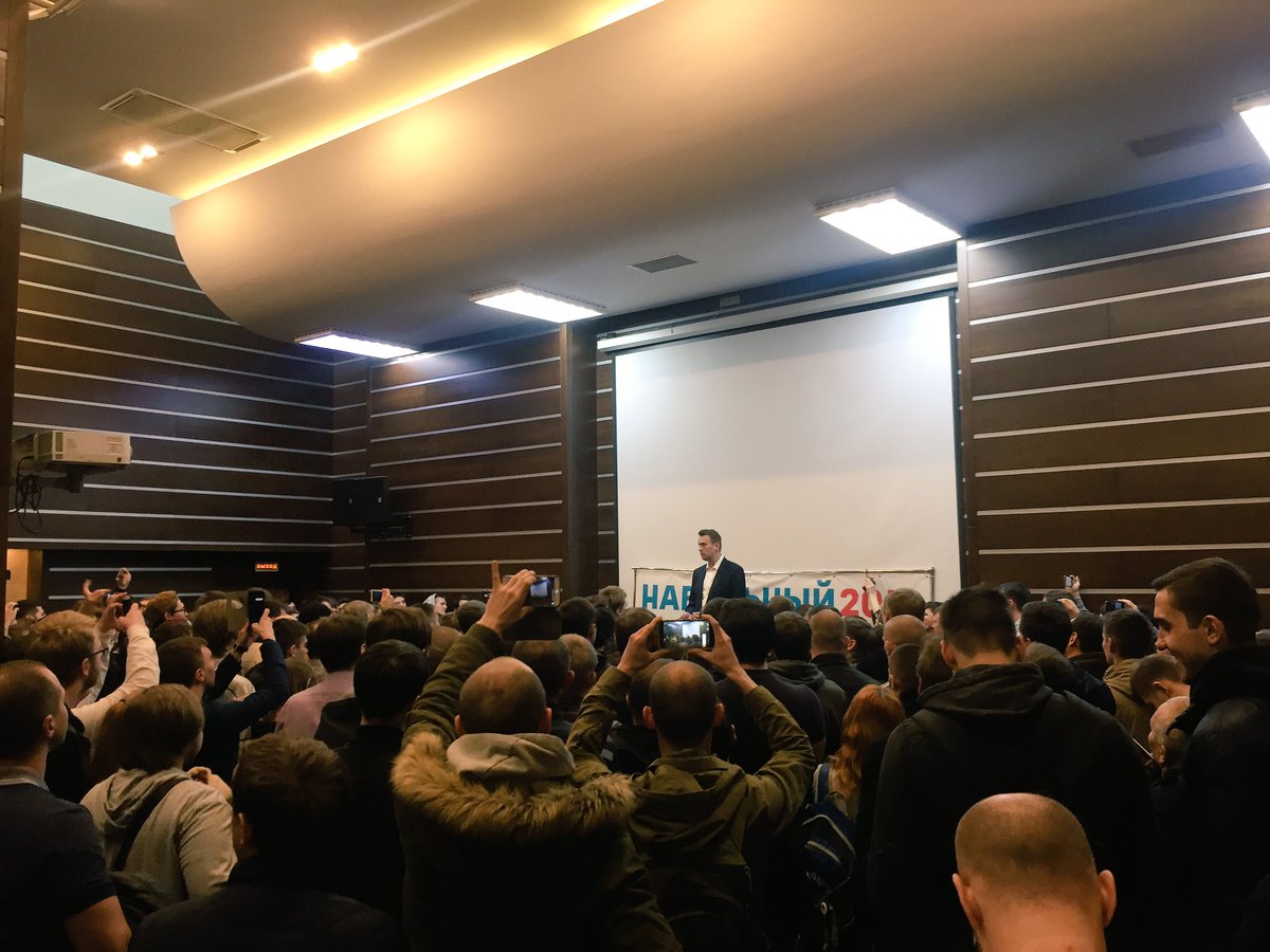 katya_abay's tweet photo. «Чья это избирательная кампания?» — спрашивает Алексей . «Наша» — не задумываясь отвечает зал. И это прям очень круто #Навальный2018 https://t.co/7z39sBIJ7a