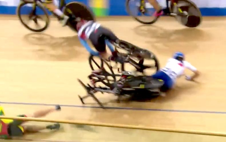 pedalmagazine's tweet photo. CRASH in Women's Omnium Elimination Race - Canada's Steph Roorda hits deck hard #2017TWC @UCI_Track @CanTrackCycling https://t.co/HIagNKcaUR