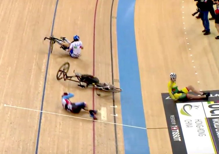 CRASH in Women's Omnium Elimination Race - Canada's Steph Roorda hits deck hard #2017TWC <a href="/UCI_Track/">UCI Track Cycling</a> @CanTrackCycling