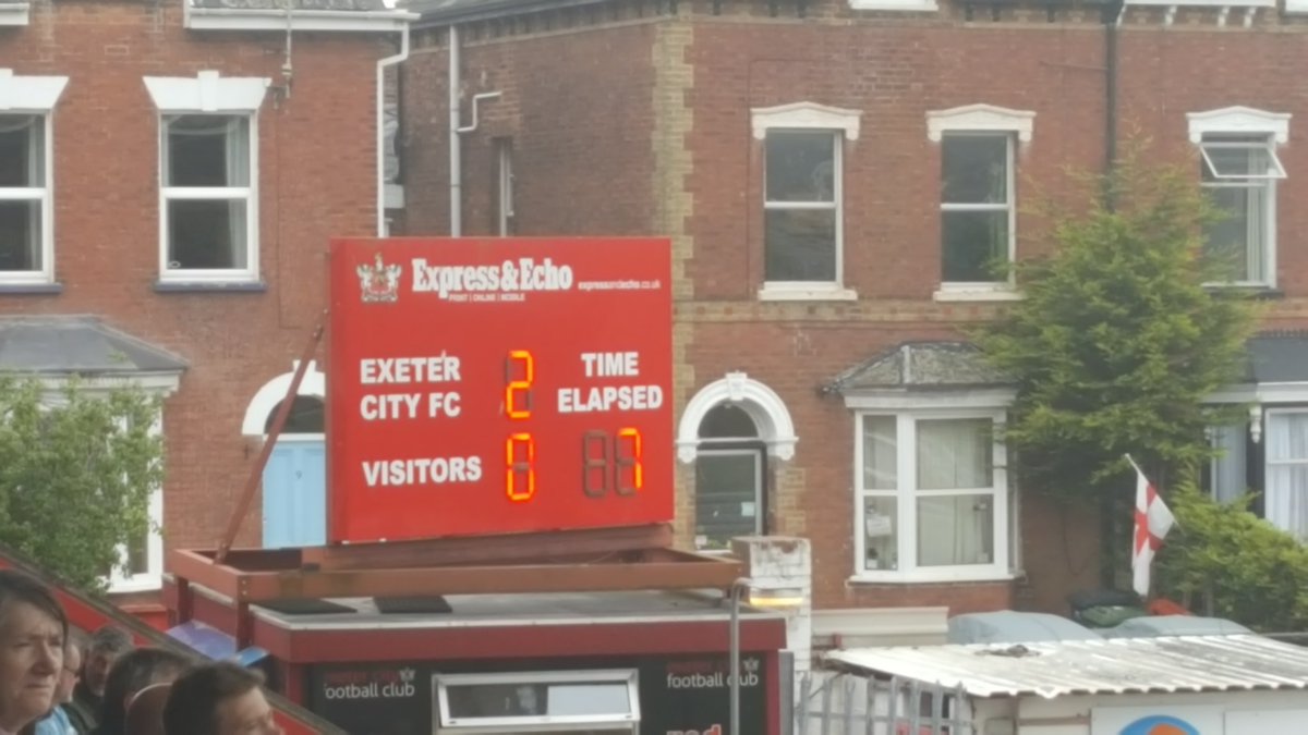 ArjandeJonge299's tweet photo. Genoeg te beleven hier bij Exeter-Barnet 😎 #exebar https://t.co/iXmc6ZOwxc