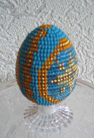 Step-by-step guide to making a beaded Easter egg beads-making.com/beaded-easter-…