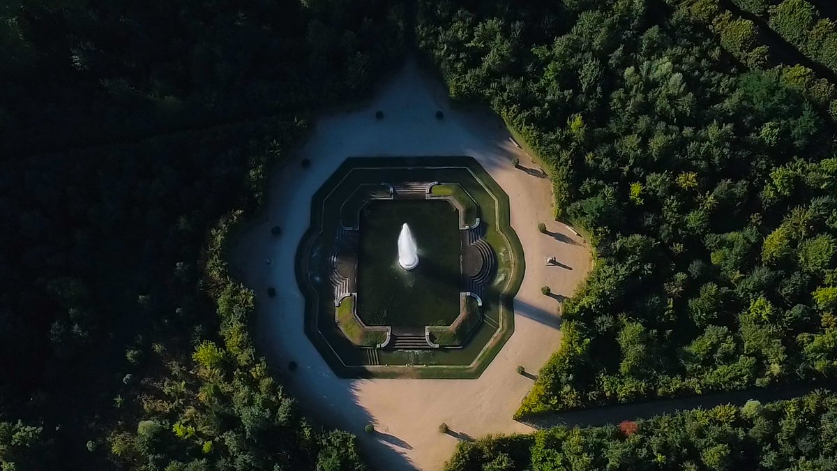Aerial view of the Obelisk Grove. Have a nice weekend! en.chateauversailles.fr/news/shows/mus…