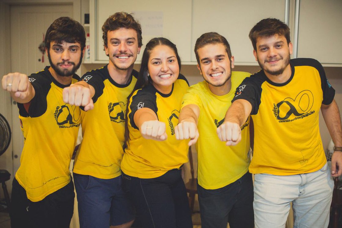 equipeaa's tweet photo. Líderes 2017 eleitos! São eles: Daniel Ernani, Geovana, JR, Matheus e Renan. 😍💛

Vamos juntos?

#EquipeAA #Líderes2017 #15AnosDeHistória https://t.co/xFVXriwdFA