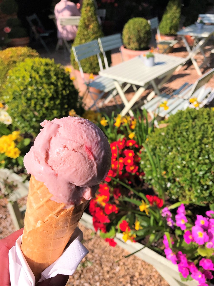 lottie_flint's tweet photo. Has everyone seen my new post? It's snaps on the prettiest spring time adventures! https://t.co/At9f1hzhia 
#spring #blogger #nationaltrust https://t.co/6LVziEoLWG