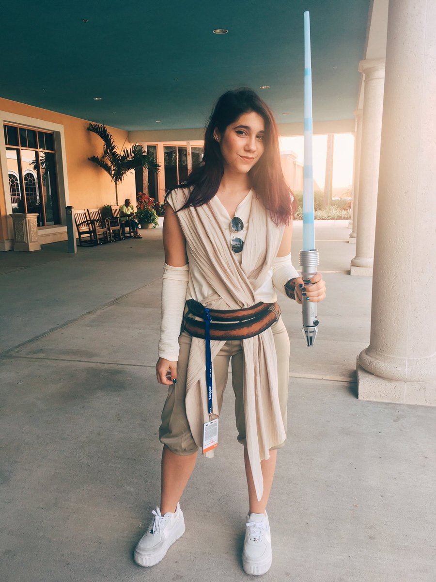 HOY SÍ QUE ESTOY READY 💪🏼 segundo día de convención y ya tengo mi disfraz de Rey, MAY THE FORCE BE WITH ME 💗