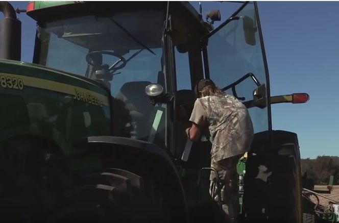NatlAgrAbility's tweet image. Great video about Kentucky AgrAbility helping #farmer with severe #BackProblem. youtu.be/cwABbkI8a3w