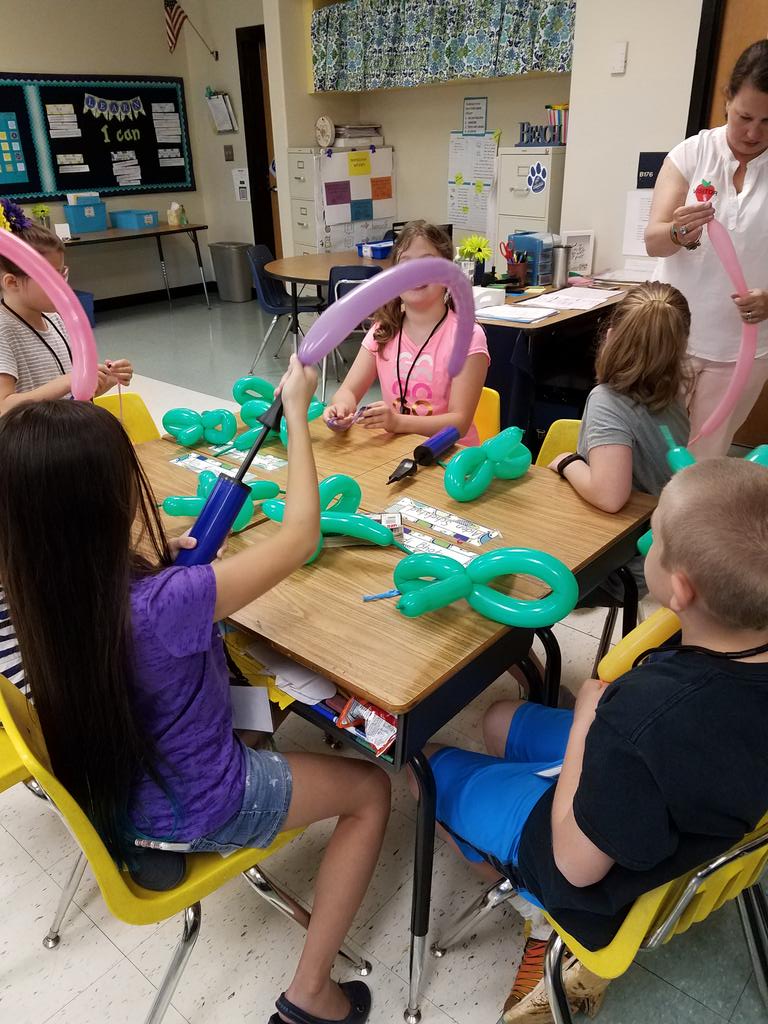 CarolineAtlanta's tweet photo. #WOW Day 2017 Fostering new talents with balloon animals @SweetAppleES @andylallison https://t.co/Rrs7TtgNPo