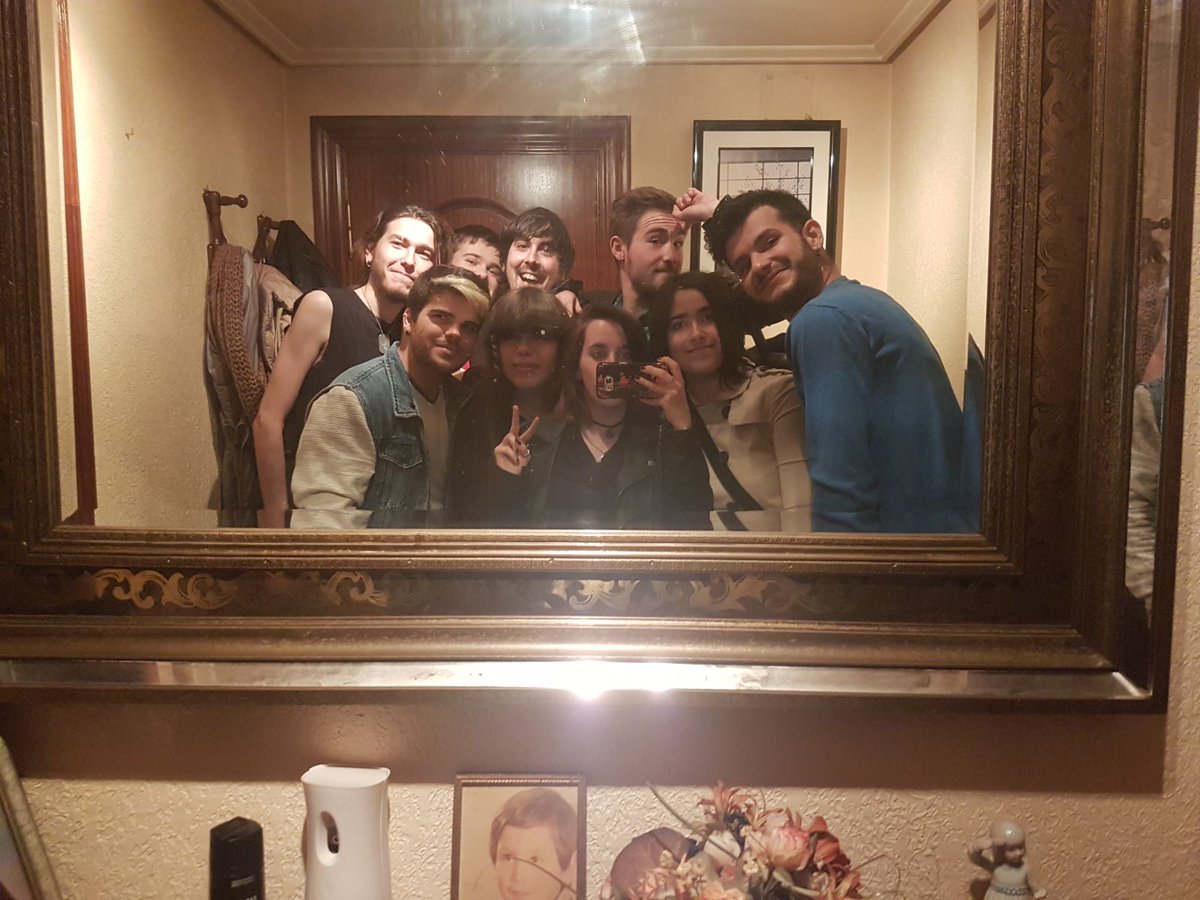 Ivanalbendin's tweet photo. Antes de la cena a por una buenas cervezas @haiironotyr @WishToTheMoon @Tied_fenrir @OtaCross_Over @frodo_playa @Aaronmonroy3 @GloomyFenix https://t.co/bXvGxJvd9A