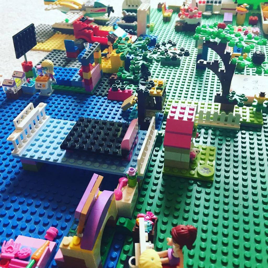 teachmama's tweet photo. someone was busy building this little empire
#legosrock #unplugged #kidscreating #freeplay https://t.co/ShxdmM8a5k https://t.co/SKQb7YMQEN