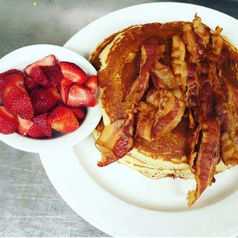 #pancake #strawberry #bacon #audysaurus #latepost #miam #alunalun99
