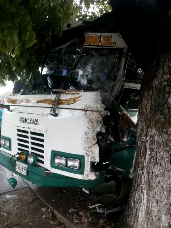 SucrePotenciaP's tweet photo. Funcionarios de @PCSucre01 atendiendo accidente de tránsito ocurrida en la mañana de este viernes #ViernesSantoVenezuelaDePaz @eusebioAGUERO https://t.co/EMZ6OZVMbk