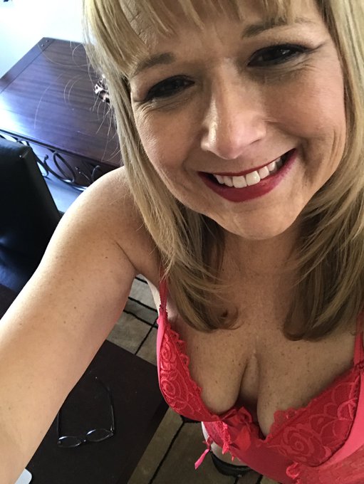 Help me out this morning everyone!  I need 4 new followers https://t.co/09zUbuG2Xa