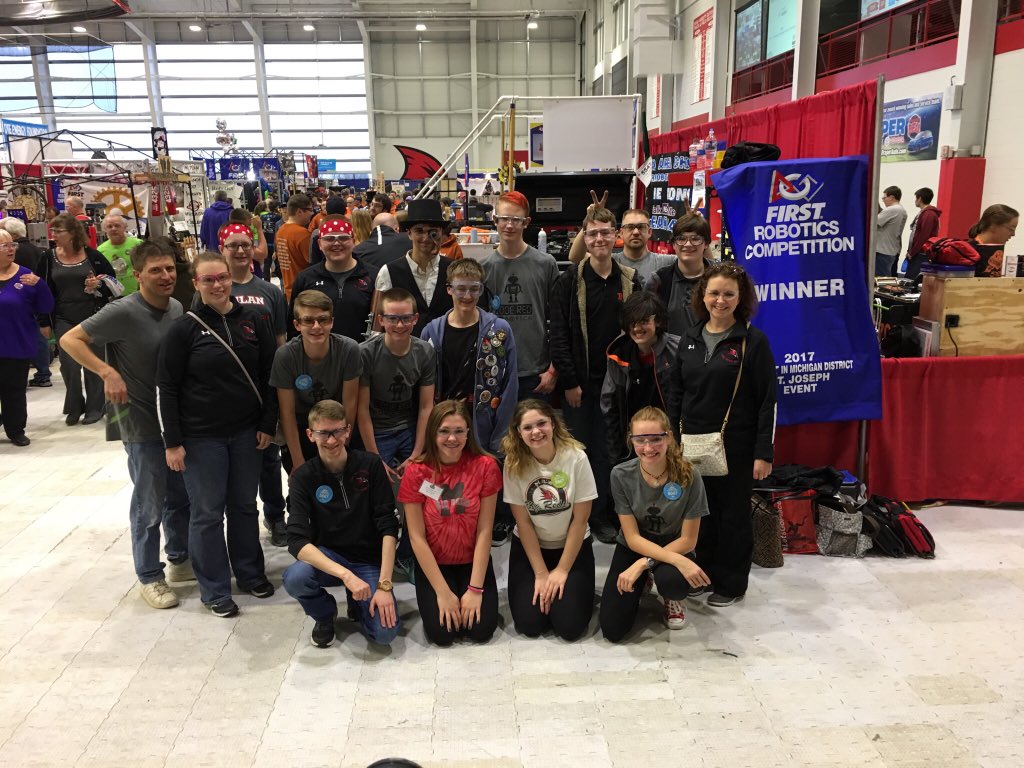 5567CodeRed's tweet photo. @masbigreds The robotics team at SVSU for the state competition! Go Code Red! #firstrobotics https://t.co/wEkjtGTPwk