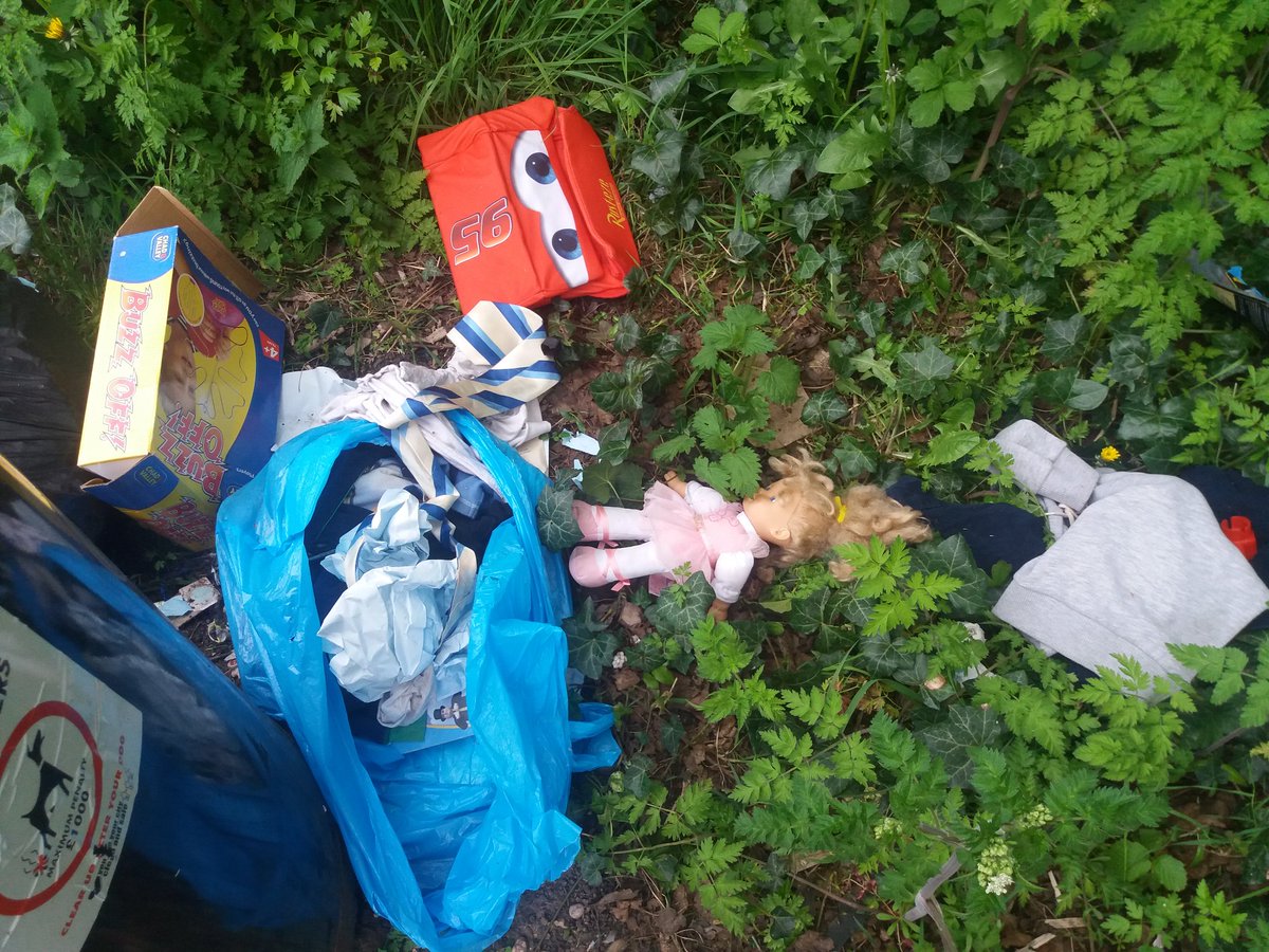 ZT002's tweet photo. #jogblog With more-disturbing-than-usual detritus by the bins https://t.co/TsFanvyeuW