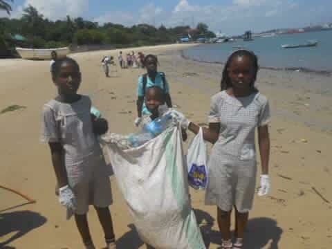 SparksFlyR4L's tweet photo. We think picking up litter, doing a single kind thing for someone, a school, or for the earth helps with World-Regulation. #WorldLitterRun https://t.co/a8PGGLBGll