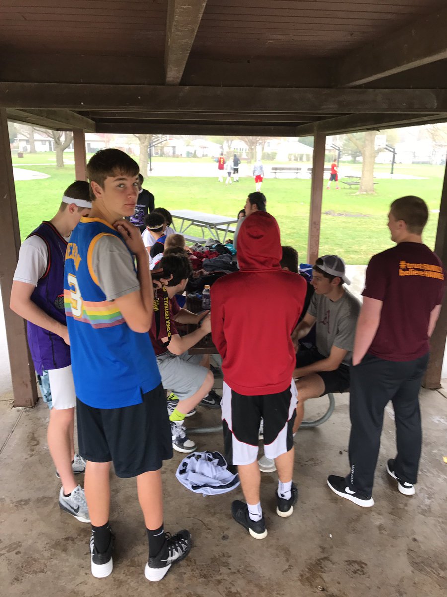 2v2ABL's tweet photo. Rain delay games will continue soon as @2Spencer22 stops raining 3s https://t.co/kPceZoEqQI