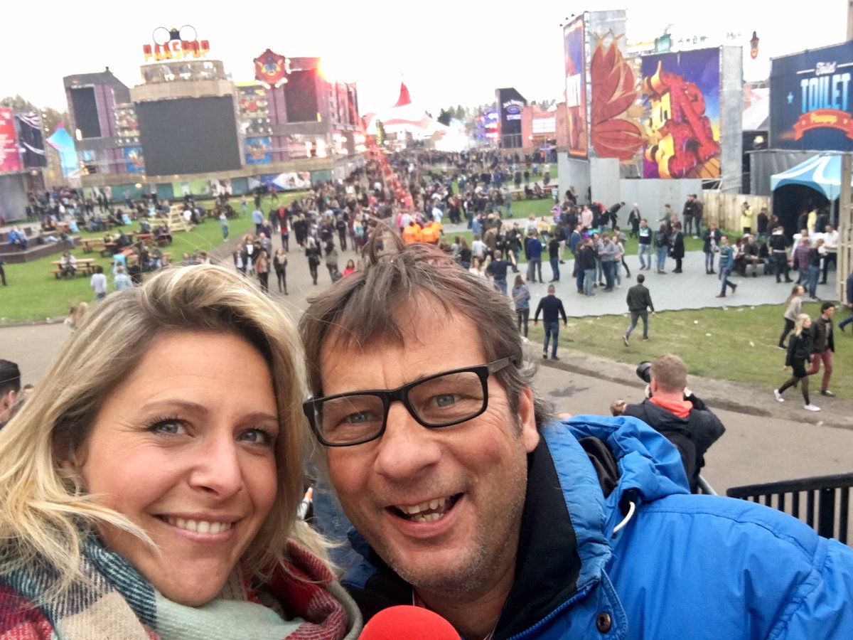 AnneMeer's tweet image. Met @Juistja lekker het festivalseizoen aftrappen voor @EditieNL #paaspop #schijndel #waarisdatfeestje