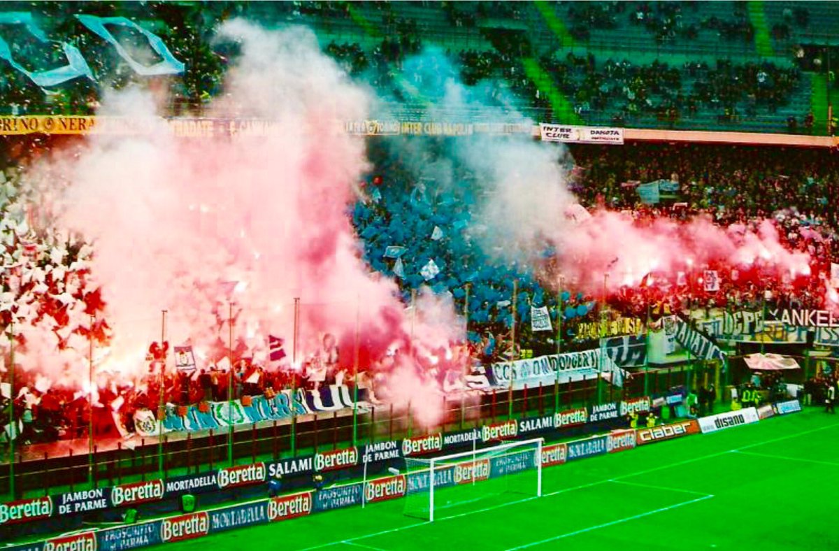 VGCU84's tweet photo. #InterOM 14-04-2004, invasion phocéenne à #SanSiro, embrasement du la curva et victoire de l'#OM en 1/4 de @EuropaLeague! #Inoubliable https://t.co/pHF7QoMz1E