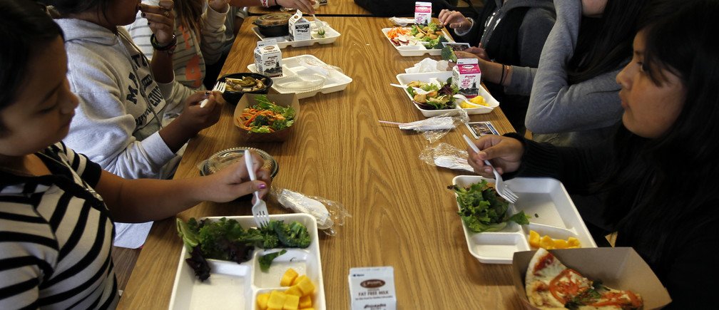 thekitchen's tweet photo. 'The #industrialfood system leaves us starving and obese at the same time.' @Kimbal Musk | https://t.co/uiGVFgJV8X via @wef #realfood #quote https://t.co/IhLlBHiRPU