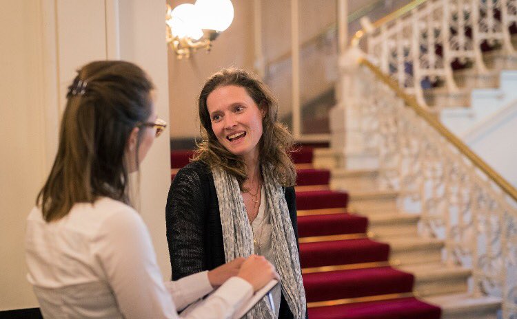 Onze live redactie in gesprek met het publiek over wat zij vinden van het formatieproces tijdens #WorldTalks!