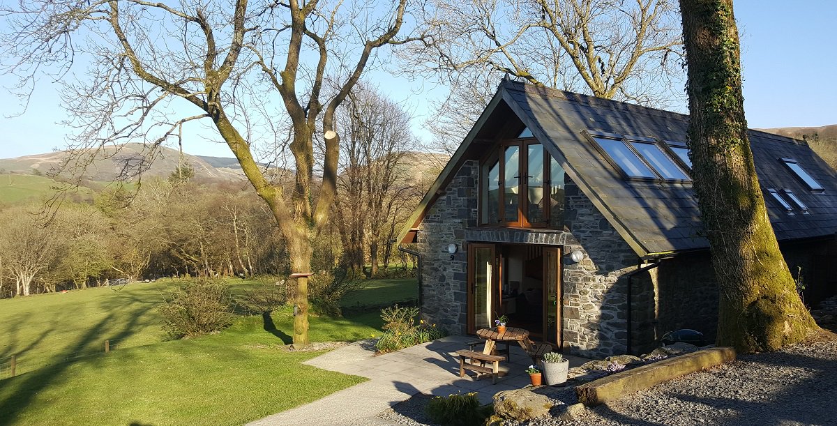midwalesgetaway's tweet photo. Spring is here; the grass is growing! Our new #lawnmover from #flymo has done a nice job of the holiday cottage garden https://t.co/iCdz3UMrTz