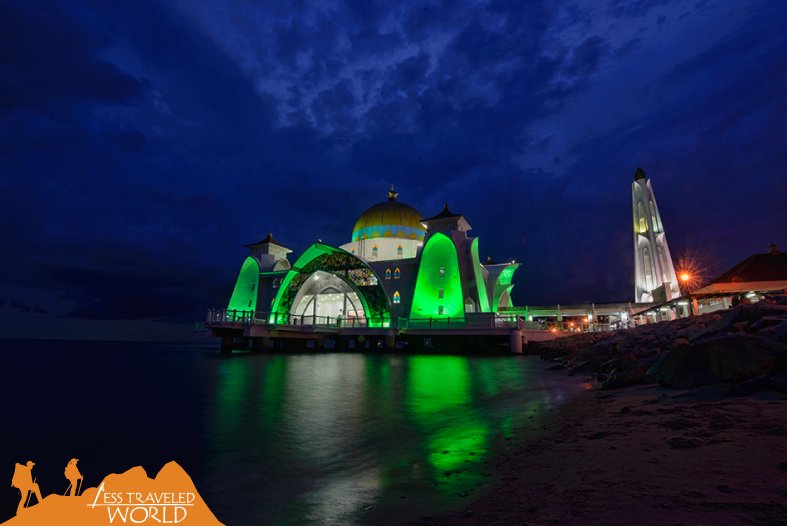 Beautiful mosque in #Melaka. This is my favorite shot today taken in this small Island in #Melaka. #lesstraveledworld