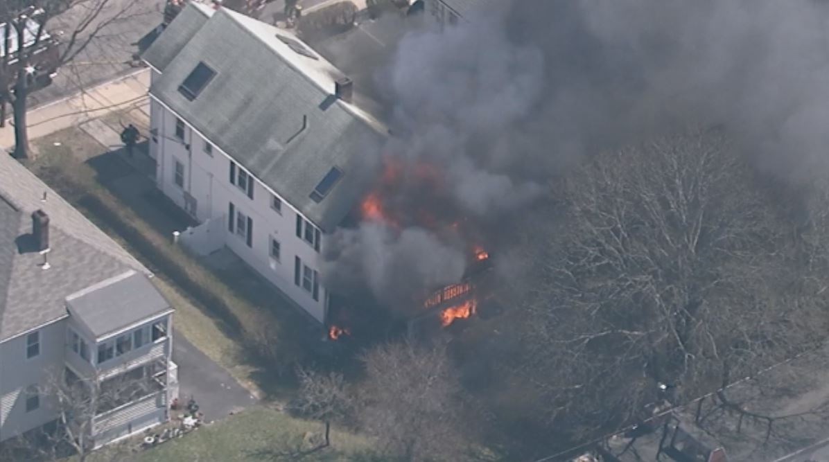 PetesWire's tweet photo. BREAKING: Raging fire in #HydePark on Lexington Avenue.

Skyfox over the scene.

@BostonFire just pulled someone from the building.
#FOX25 https://t.co/kF5HkFSikd