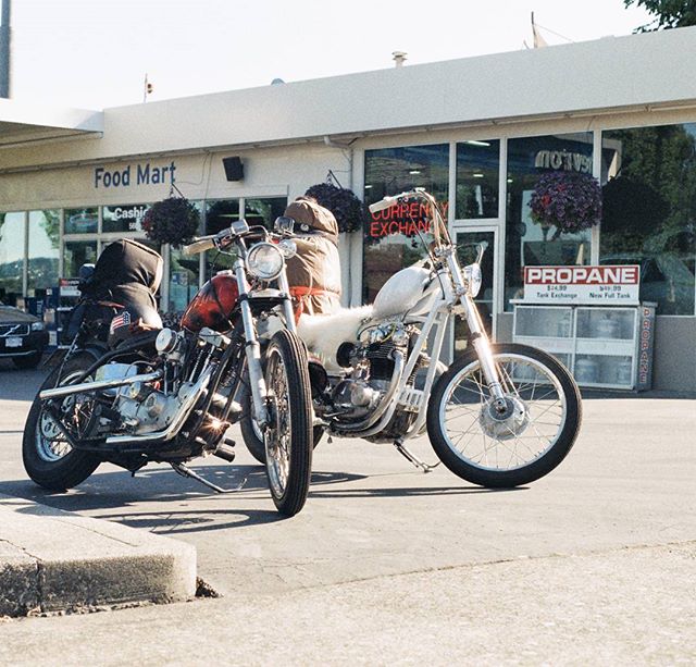 LowbrowCustoms's tweet photo. From the archives of: @eazykarl #fbf #bornfree8 #rideeverywhere #choppers #triumph #thelife #rideeverywhere https://t.co/mavHDnEtLB