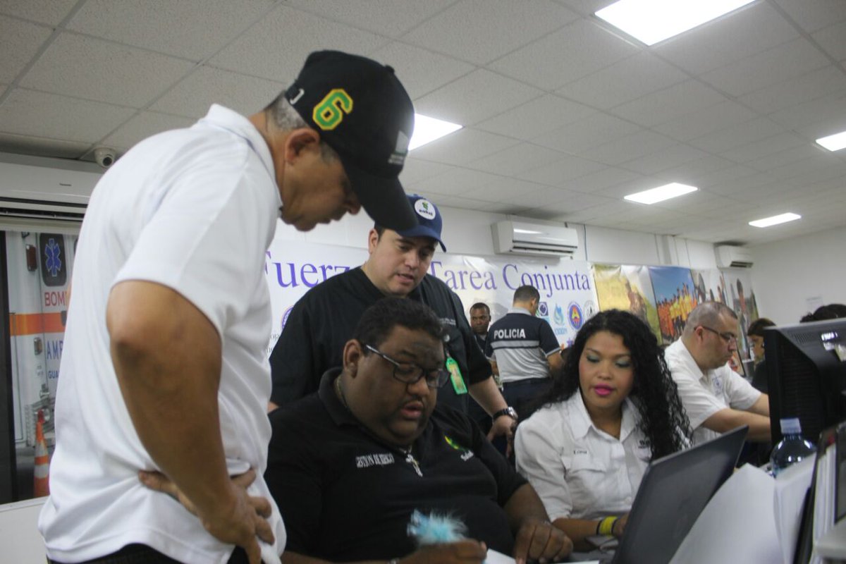 MINSAPma's tweet photo. Nuestro personal del departamento de contigencia monitorea constantemente las instalaciones de salud a nivel nacional desde el COE #FTCAyuda https://t.co/XsuYOVABaF