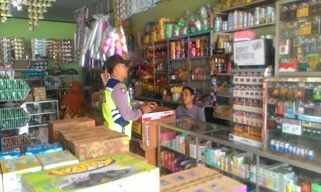 Kanit Sabhara Polsek Warungpring Minta Pemilik Toko Pasang CCTV polsekwarungpring.com/kanit-sabhara-…