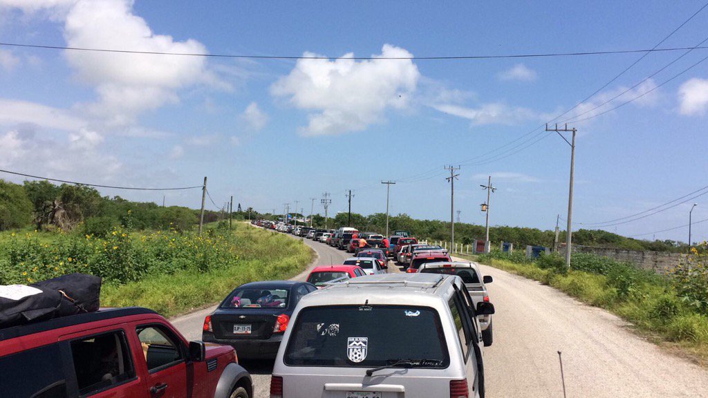TOPITO58's tweet photo. Cola para entrar a La Pesca Tamaulipas. Sin nadie apoyando a turistas. https://t.co/ZuSKEhyn9r