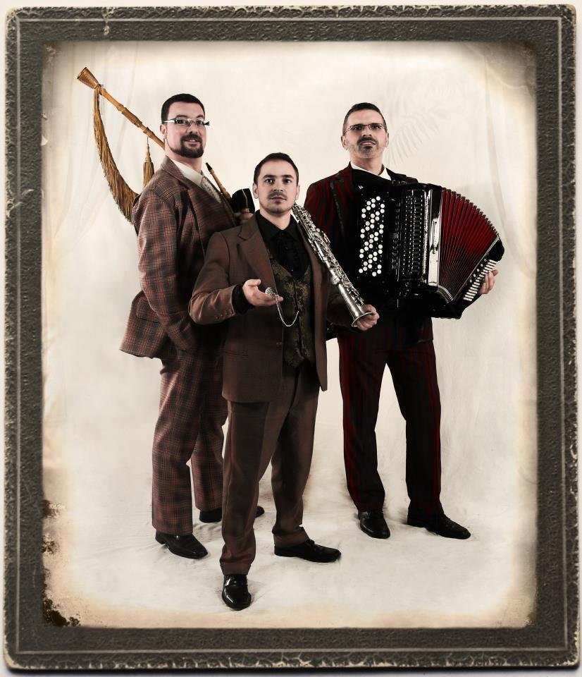prmartincodax's tweet photo. Finalistas IV #PrMartínCódaxMúsica #Folque: #Vaamonde_Lamas_e_Romero tres músicos sen os que a música galega actual non se podería entender. https://t.co/ZNN1EYyPU6
