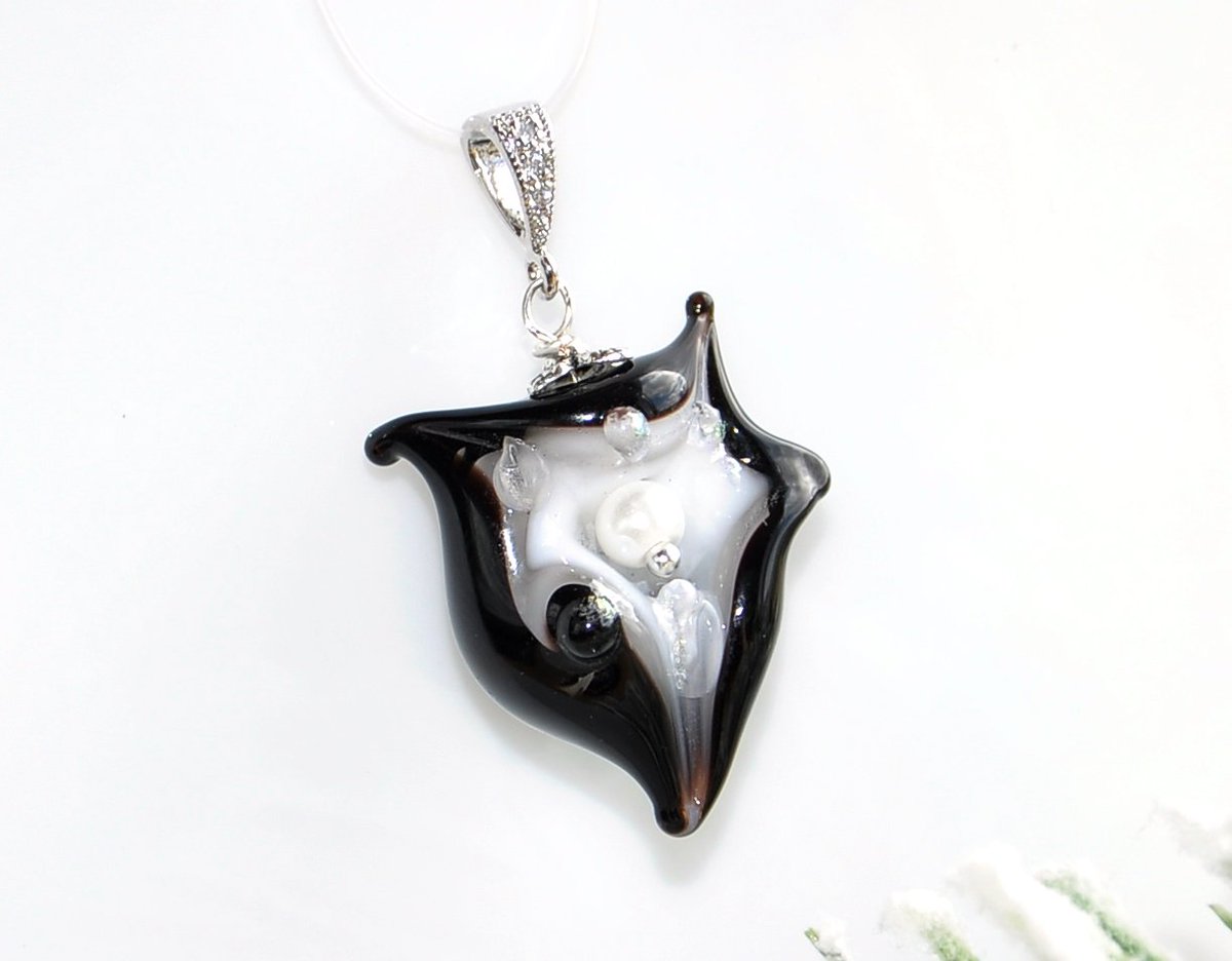 TatyanaVPfuseg's tweet photo. https://t.co/BWfjv6ZWGM #Necklaceshell #blackshell #seabeadlampwork #seanecklace #oceanpendant #fishlampwork #glassshell #miniaturependant https://t.co/SJL6vROmvE