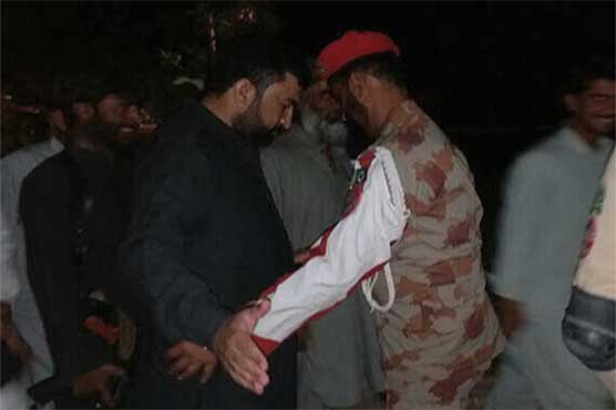 DunyaNews's tweet photo. When Balochistan Home Minister had to go through security check https://t.co/SDW5t4tHE0 https://t.co/1omLgfXyBD