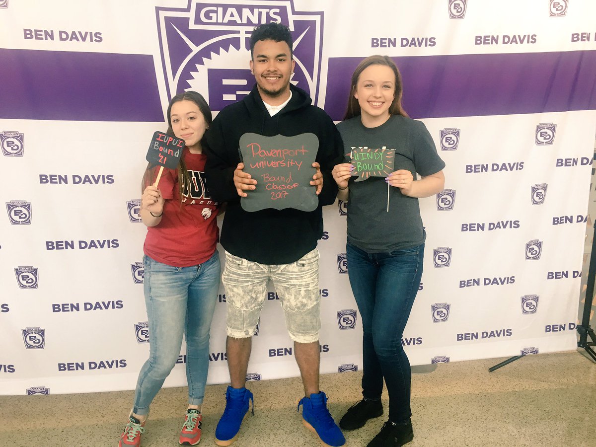 __kmichelle16__'s tweet image. #collegesigningday was a success 💁🏼✔️ #class2017