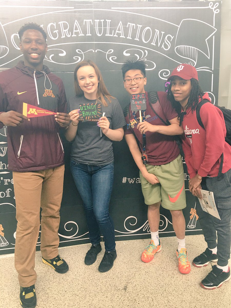 __kmichelle16__'s tweet image. #collegesigningday was a success 💁🏼✔️ #class2017