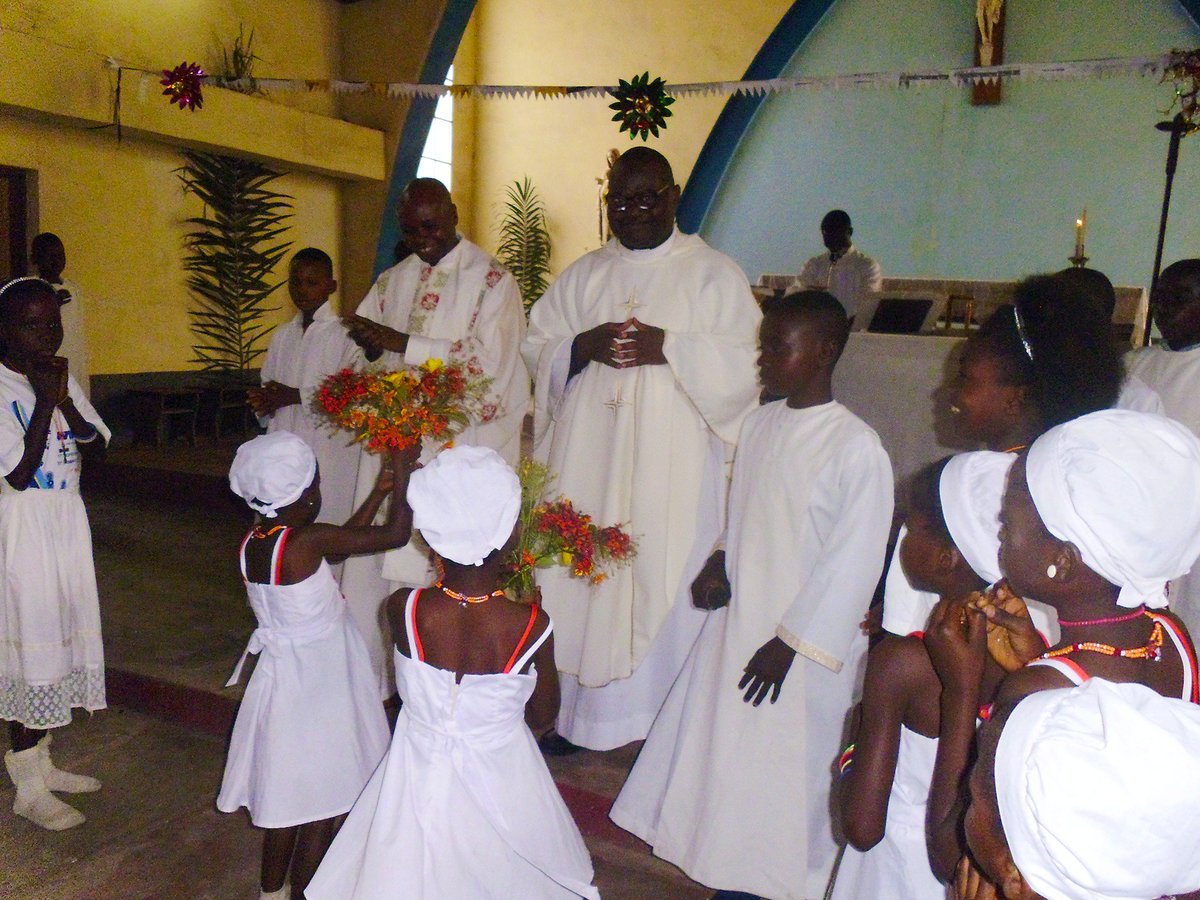 FamilleDebout's tweet photo. Father Alain during his recent visit to Democratic Republic of the Congo.

#UnitedNations #NGOs #FamilleDebout #DRC https://t.co/QMqlCzF3vH