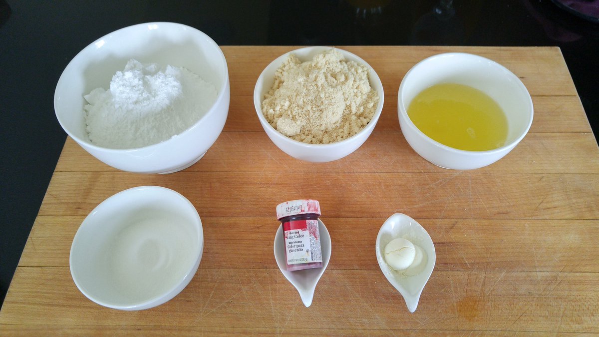 beyondumami's tweet image. #macaronbaking with @acanadianfoodie! Making #raspberrymacarons. #macarons #macaronsyeg #yegmacarons