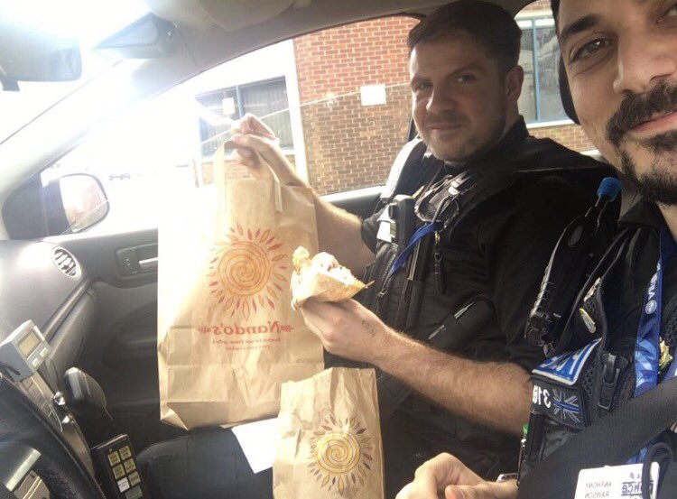Former_Special's tweet photo. Throwback to myself and SPS Feakin munching a @NandosUK for a quick 15 min lunch whilst parked up watching the roads! #BrewsForBlues https://t.co/lbXrybK3Cf