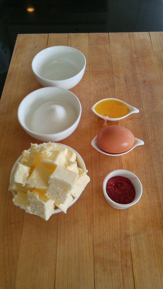 beyondumami's tweet image. #macaronbaking with @acanadianfoodie! Making #raspberrymacarons. #macarons #macaronsyeg #yegmacarons