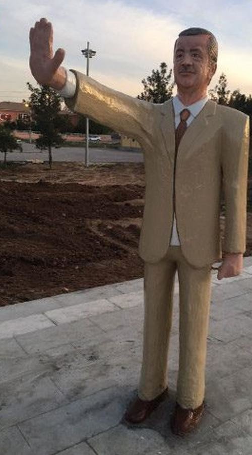 EmreUslu's tweet photo. Bu ne la? RTE mi Hafız Esad'mı belli değil. Biz yapsak hakaret davası açar... https://t.co/Zrj3HclkQR